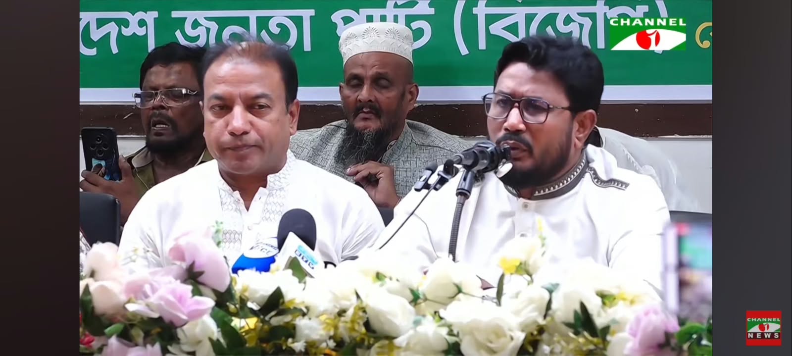সংবাদ সম্মেলনে বক্তব্য রাখছেন দলের নেতৃবৃন্দ